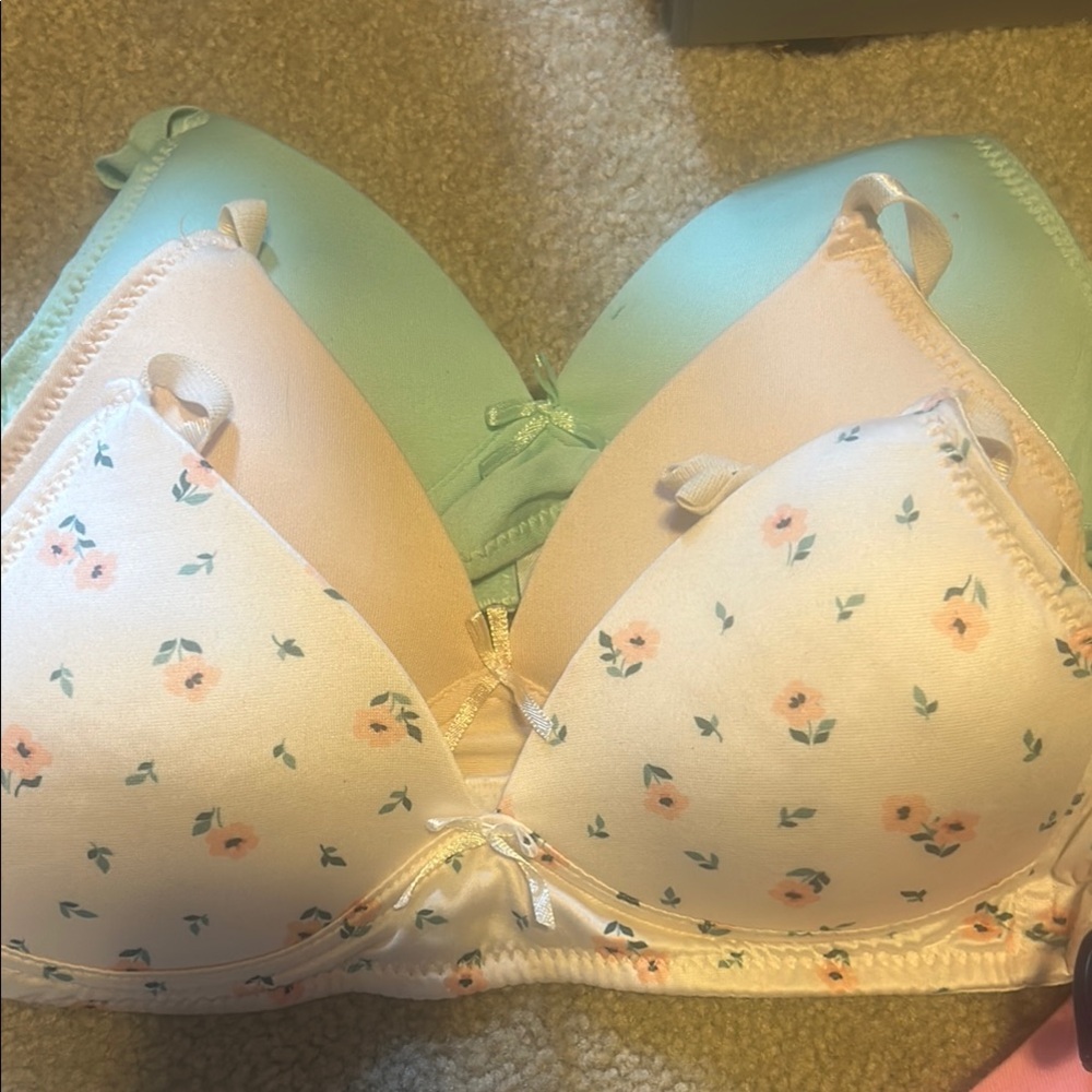 Bras size 32A 
Lot of 13